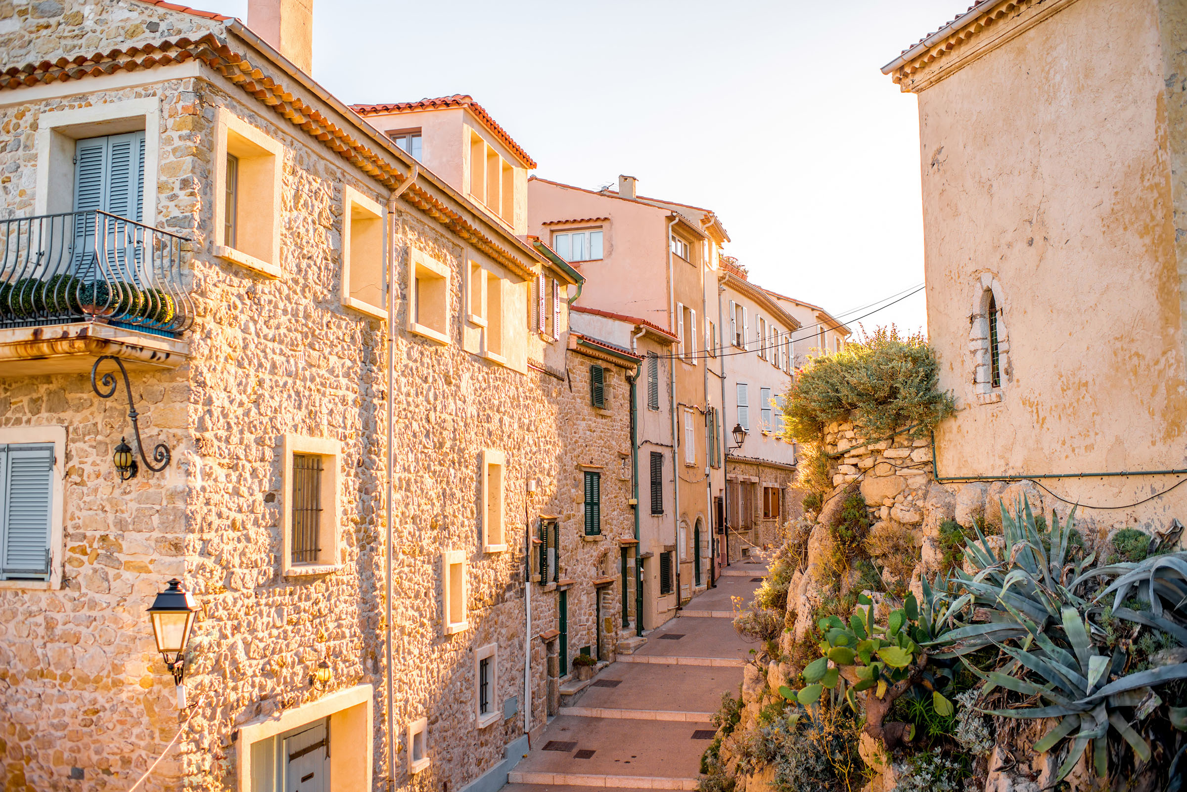 Monthly rental Antibes in the historic old town streets