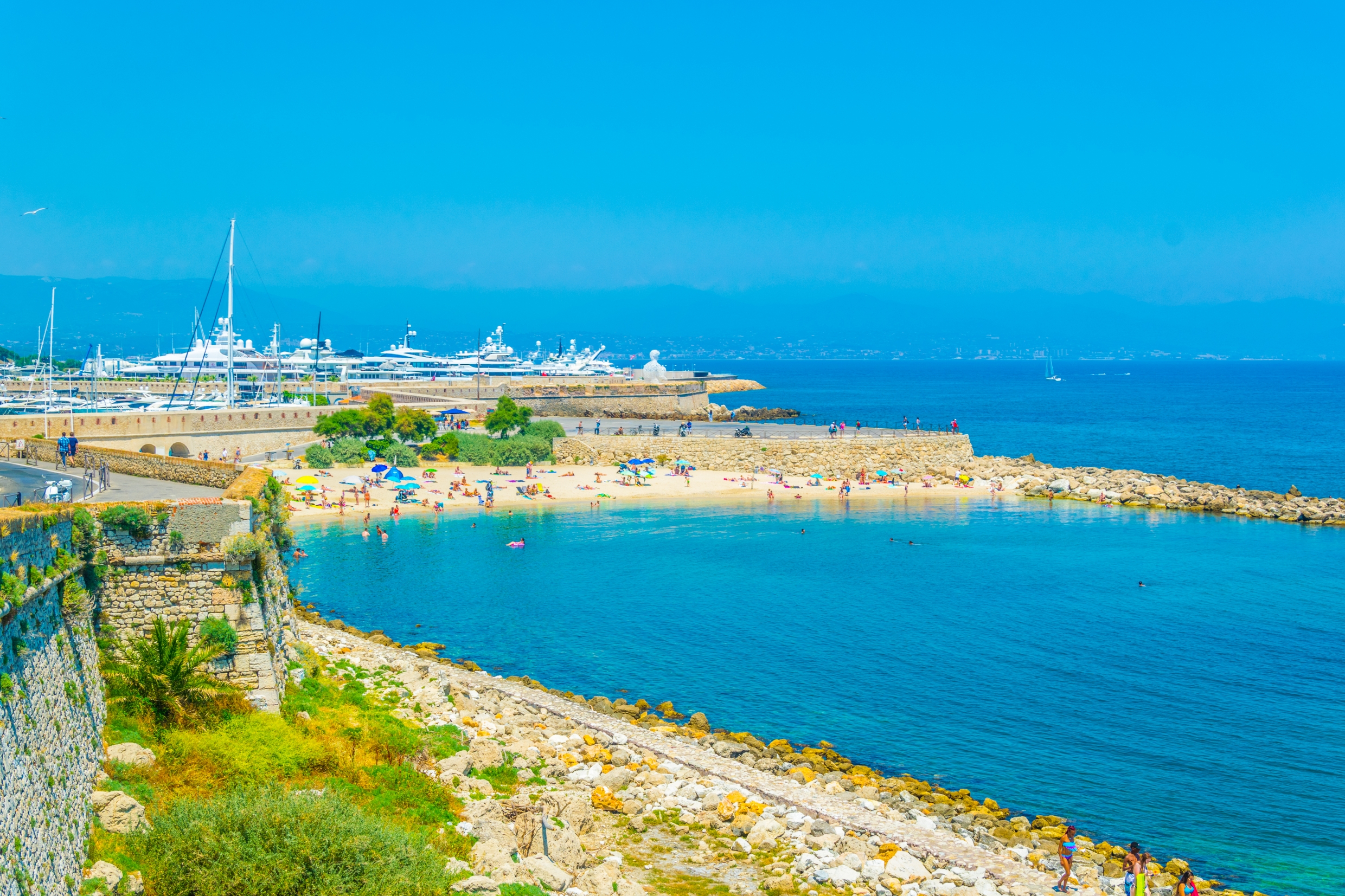 Old Antibes holiday home close to Gravette Beach and the Mediterranean sea